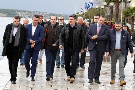 Šibenik, 24.2.2015 - Predsjednik Vlade Zoran Milanović i ministar pomorstva, prometa i infrastrukture Siniša Hajdaš Dončić posjetili su Šibensko-kninsku županiju. Obišli su završeni projekt izgradnje i proširenja Gata Vrulje. 
foto HINA/ iš